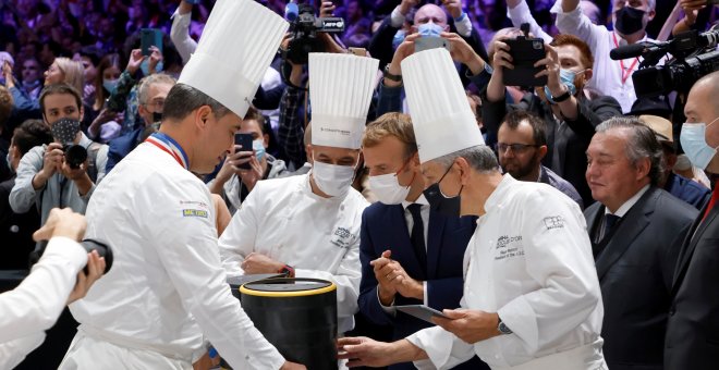Un joven lanza un huevo a Macron durante un salón de gastronomía en Lyon