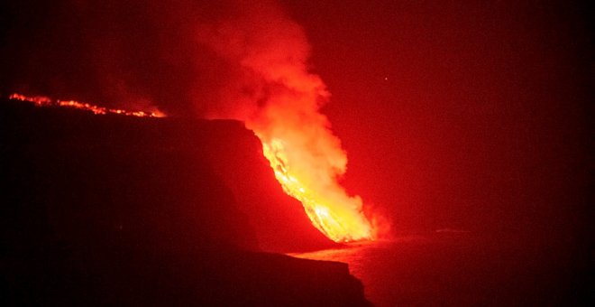 Las imágenes de la llegada de la lava del volcán de La Palma al mar