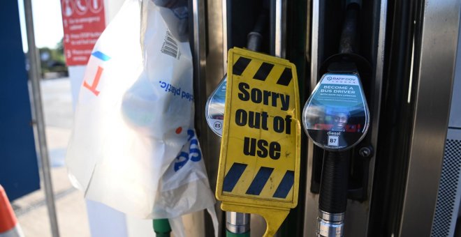 Reino Unido moviliza su flota de camiones cisterna para paliar la crisis del combustible