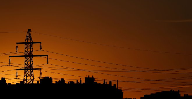 El Gobierno inicia los trámites para limitar el impacto de la subida de la luz en la tarifa regulada