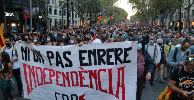 Centenars de persones es manifesten pel centre de Barcelona en el quart aniversari de l'1-O convocats pels CDR
