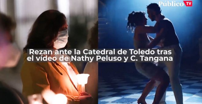 Una treintena de personas reza ante la catedral de Toledo contra el polémico vídeo de C. Tangana y Nathy Peluso