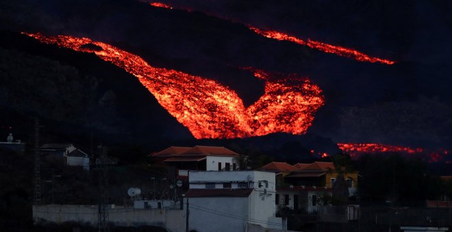 Volcán en La Palma: última hora sobre la erupción, en directo | La lava desborda el cono del volcán