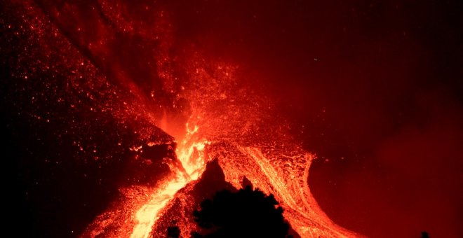 Volcán de la Palma, en directo: última hora sobre la erupción en Cumbre Vieja | Las coladas se ralentizan y la llegada al mar de la más avanzada se posterga