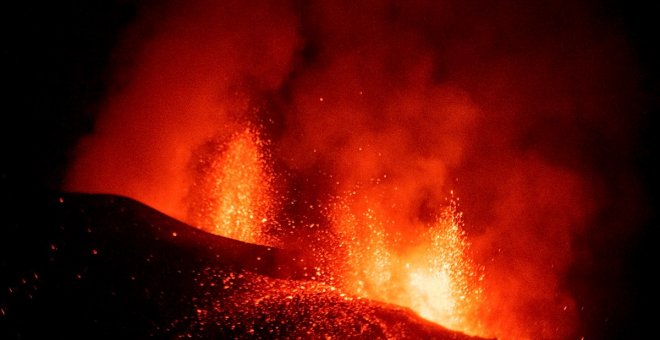 Las coladas del volcán de La Palma recuperan el pulso y amenazan con confinar Tazacorte
