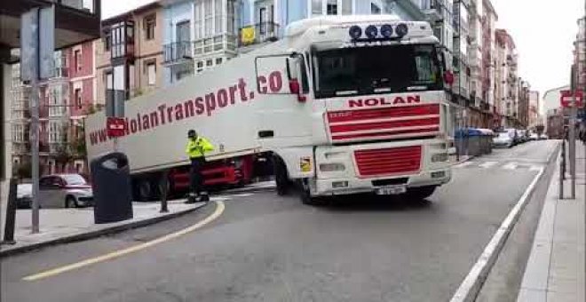 Un camión se queda atascado en una calle de Santander