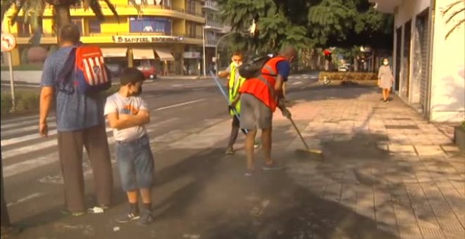 Decenas de voluntarios trabajan en la retirada de la ceniza volcánica de las calles y casas de La Palma