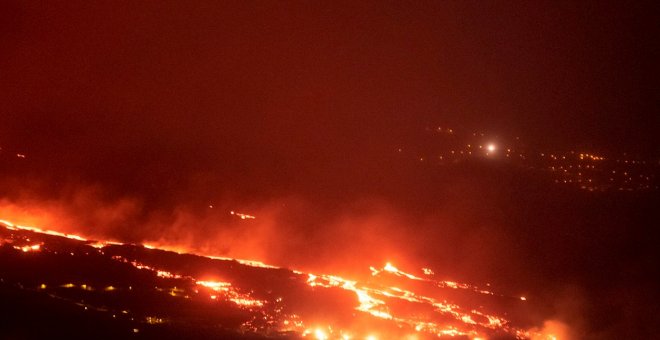 Varios derrames de lava en el cono secundario del volcán ensanchan la colada parada en La Laguna y se reactivan las otras