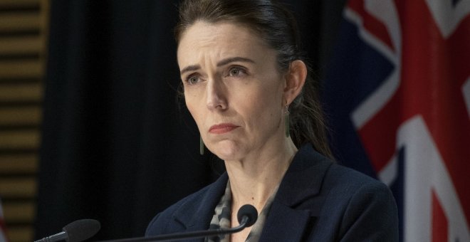 La primera ministra de Nueva Zelanda detiene una rueda de prensa tras el boicot de un antivacuna