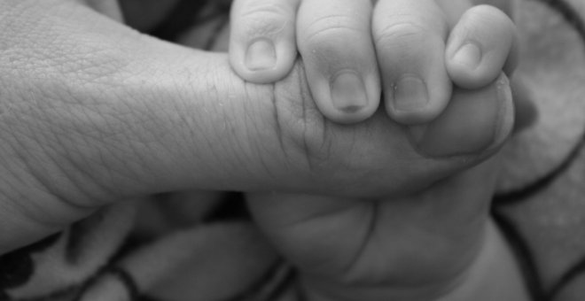 Un tribunal reconoce a dos madres solteras el derecho al permiso de paternidad