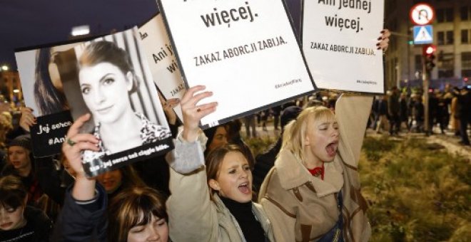 Miles de personas se manifiestan en Polonia tras la muerte de una mujer embarazada a la que se le negó el aborto
