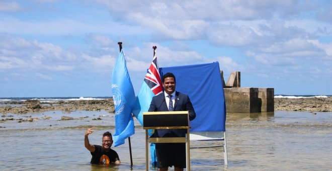 El ministro de Exteriores de Tuvalu graba su intervención en la COP26 desde el mar para concienciar del cambio climático