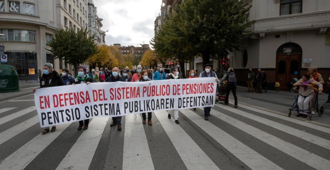 Miles de pensionistas se manifiestan al grito de "Escrivá dimisión" en varias ciudades españolas
