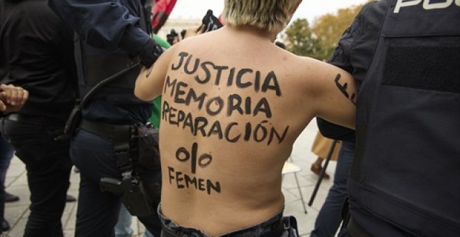 "Justicia, Memoria, Reparación": activistas de Femen vuelven a irrumpir en un acto franquista en Madrid