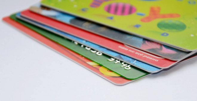 Los riesgos del dinero de plástico: la banca generaliza las tarjetas con intereses del 20%