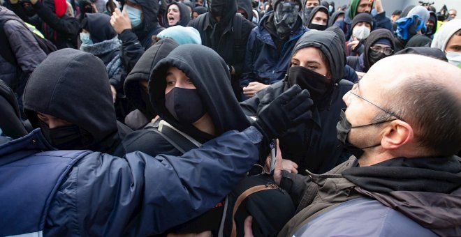 Los Mossos cargan contra los manifestantes que intentaban boicotear un acto de S'ha Acabat! en la UAB