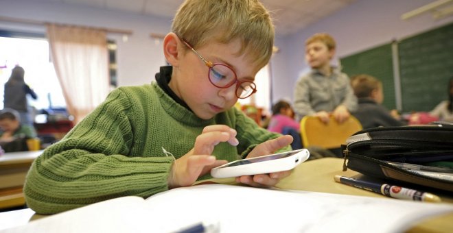 Sólo Castilla-La Mancha, Galicia y Madrid vetan el uso de móviles en escuelas e institutos