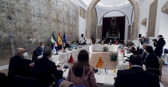 España no se plantea la vacunación obligatoria o nuevas cuarentenas ante la llegada de ómicron