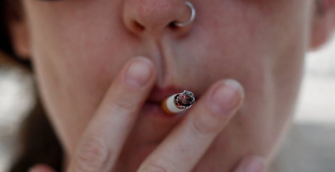 Sanidad plantea prohibir fumar en terrazas, playas y coches y poner coto al cigarrillo eléctrico
