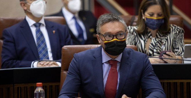 Vox lleva a la Cámara andaluza una ley que protege los símbolos franquistas e iguala la II República y la dictadura