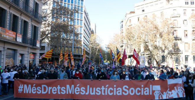 Un miler de persones exigeixen a Barcelona que la sortida de la crisi no passi per les retallades