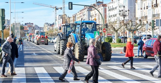 Una manifestación con tractores colapsa el centro de Santander y exige "precios justos" para la leche