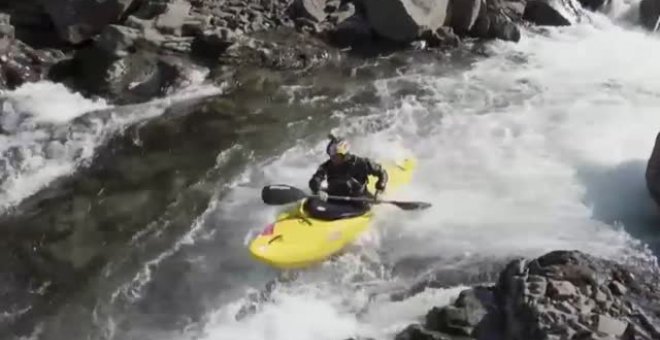 Un grupo de españoles recorre Islandia en kayak