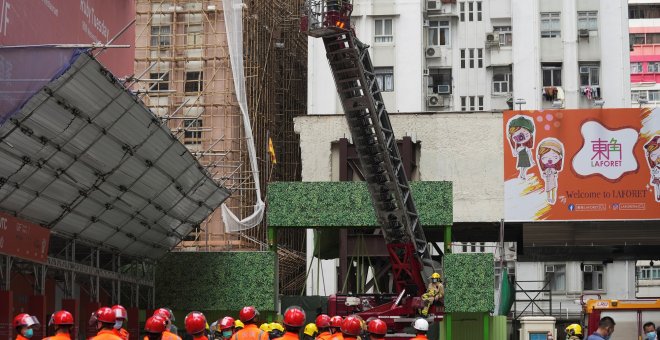 Evacúan a 1.200 personas atrapadas en un rascacielos de Hong Kong por un incendio