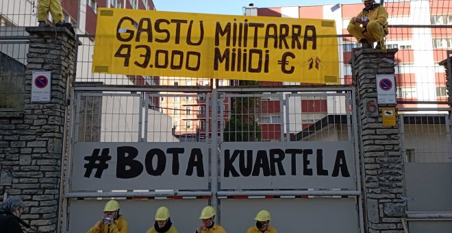 Antimilitaristas pican los muros del Gobierno Militar de Bilbao para pedir el fin del gasto en ejércitos