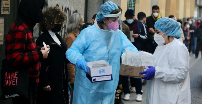 Los sanitarios protestan en los centros de salud madrileños en repulsa a las acusaciones vertidas por Ayuso
