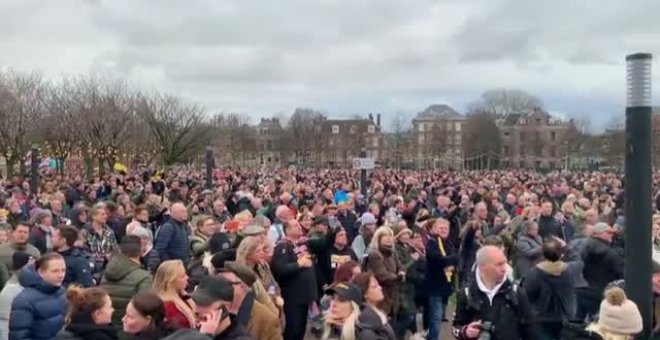 Cientos de negacionistas son disueltos por la fuerza en Ámsterdam
