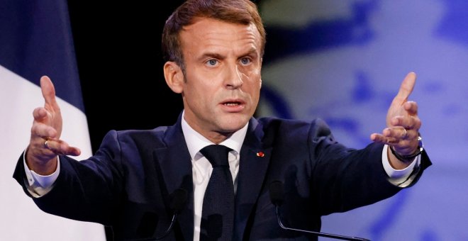 Macron impondrá restricciones a los no vacunados para "joderles" hasta que se inmunicen