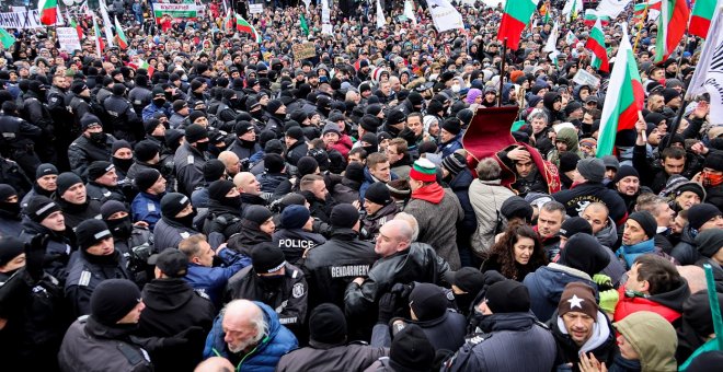Los manifestantes contra el certificado covid convocados por un partido ultra intentan asaltar el Parlamento búlgaro