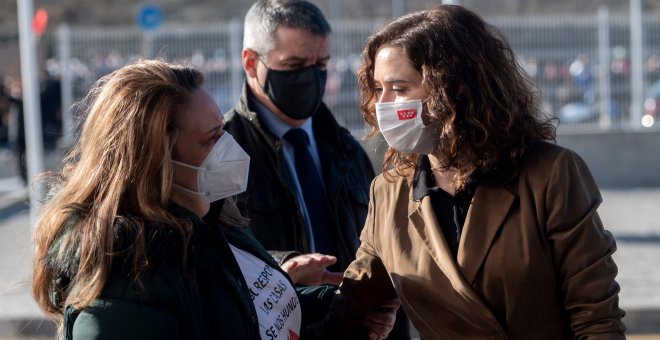 Sanitarios y pacientes protestan contra Ayuso al grito de "sanidad pública" en el Hospital del Henares
