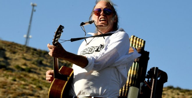 Neil Young anuncia que retirará su música de Spotify si no eliminan un podcast antivacunas