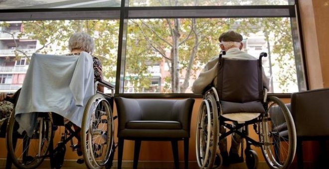 Ayuso permite que los cuidadores de las personas con discapacidad en centros y residencias carezcan de titulación