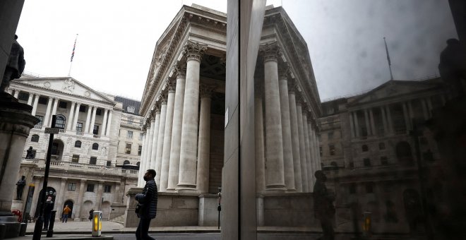 El Banco de Inglaterra sube los tipos de interés para contener la espiral inflacionista