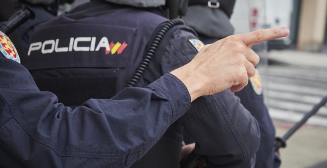 La Audiencia de Madrid ordena juzgar a los seis policías del caso de la 'patada en la puerta'