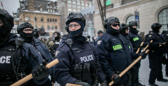 La Policía canadiense despeja casi todo el centro de Ottawa de manifestantes antivacunas
