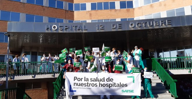Enfermeros y fisioterapeutas protestan en hospitales públicos de toda España para denunciar la precariedad