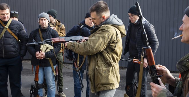 El Ejército ucraniano y voluntarios armados se preparan para la defensa de Kiev