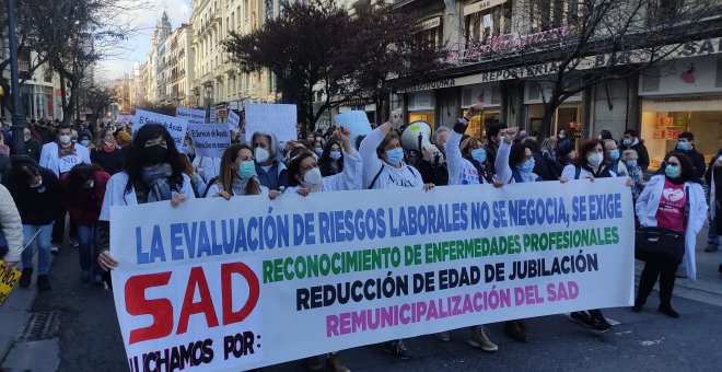 Las profesionales del servicio de atención domiciliaria se manifiestan en Madrid: "Queremos que remunicipalicen el servicio en toda España"
