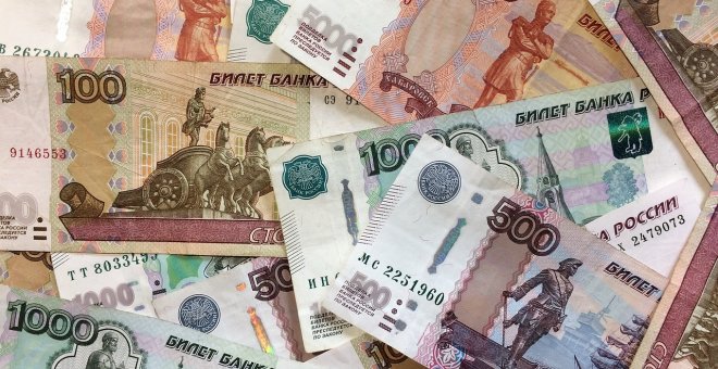 El rublo sufre un hundimiento histórico al caer casi un 30% por las sanciones