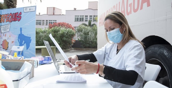 España suma 22.400 nuevos contagios y 174 muertes, mientras la incidencia cae nueve puntos