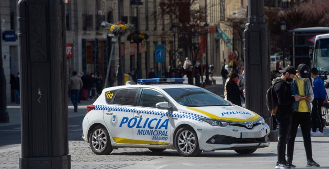 Confirmada la condena a un policía municipal de Madrid por agredir con una porra a dos clientes en un bar