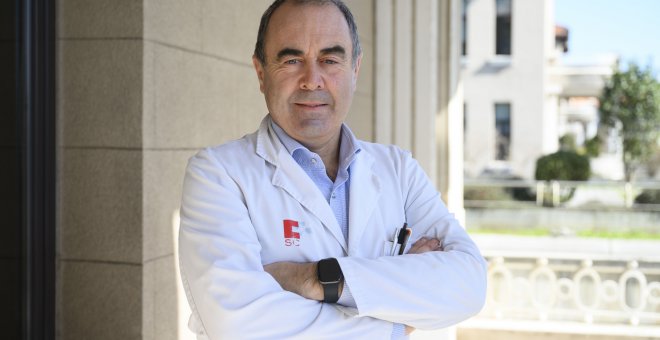 Marcos López Hoyos, presidente de la Sociedad de Inmunología: "Veo precoz quitar la mascarilla en interiores"