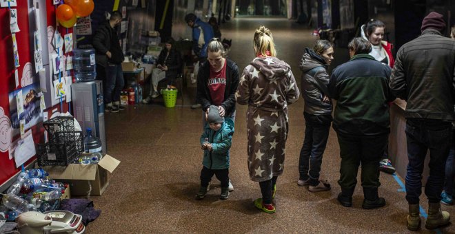 La pequeña Járkov que se refugia en el metro: "No huimos, queremos ser útiles para los que se quedan"