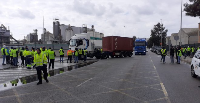Els transportistes impedeixen el pas de camions a terminals de contenidors del port de Barcelona en el novè dia de vaga