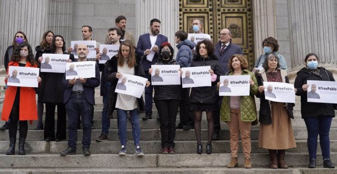Un grupo de diputados exige la liberación del periodista Pablo González a las puertas del Congreso