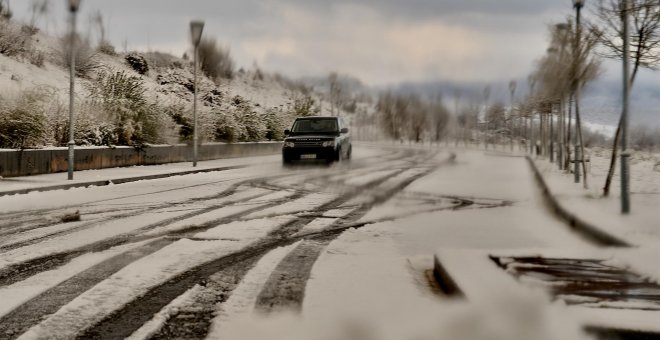 Las intensas nevadas en el norte de España complican el tráfico